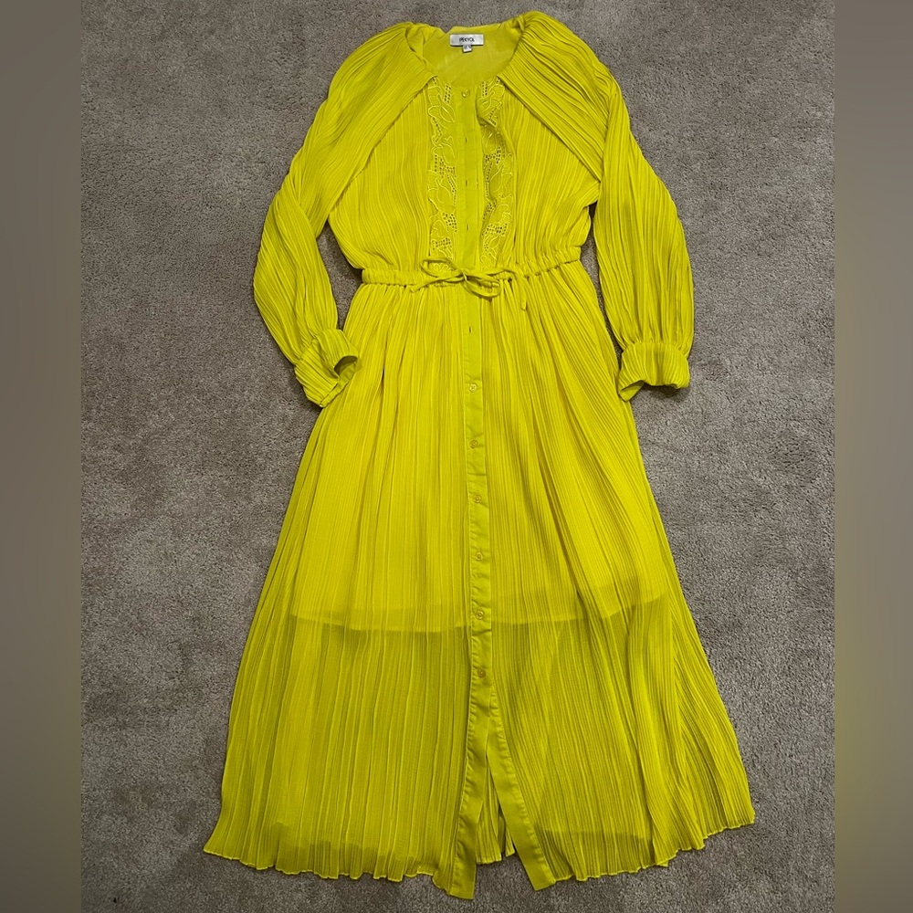 Elegant Yellow Pleated Dress. Size 10.
Color true match of first photo. Neon